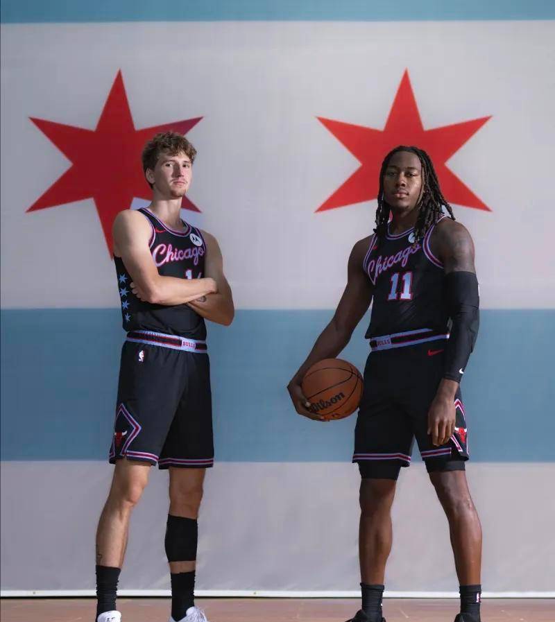 包含NBA季后赛赛程吃紧，芝加哥公牛集结日临场应变，态度坚定，团队化学反应显著的词条