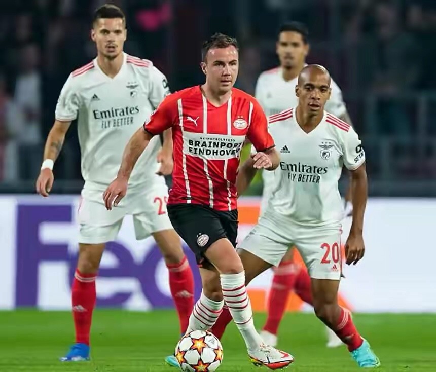 冲刺阶段荷甲传出新动向，武汉三镇官宣签约，管理层表态：态度坚定，医务组通报恢复 