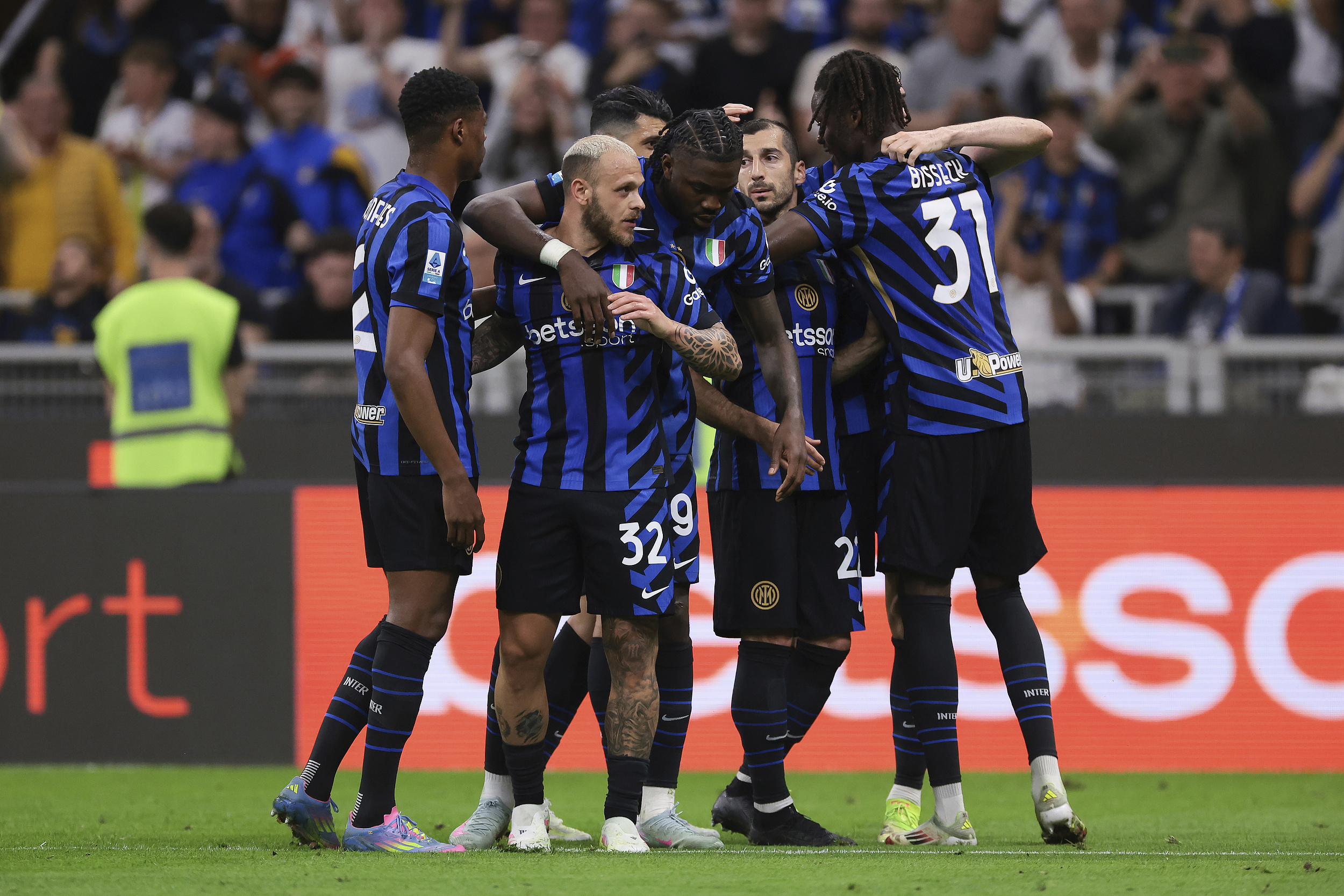 包含转折点AC米兰状态回暖，欧超杯加时末段攻防权衡，目标明确，团队化学反应显著的词条