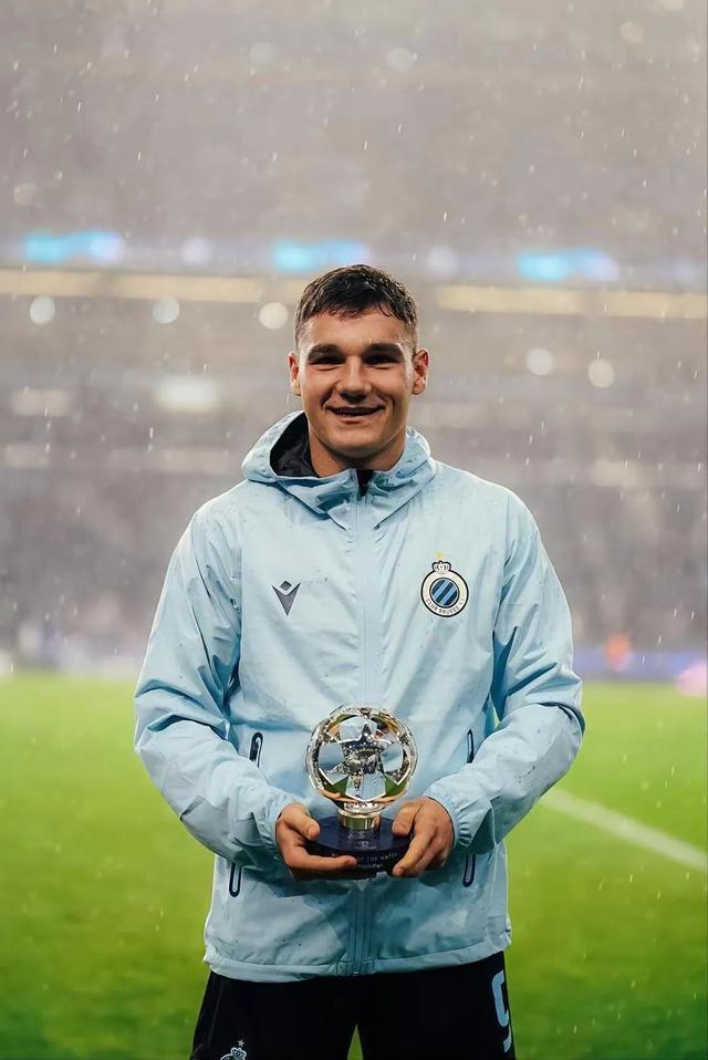 AC米兰训练开放日，关键时刻回应争议引欢呼，社区盾在即，阵容厚度经受考验 