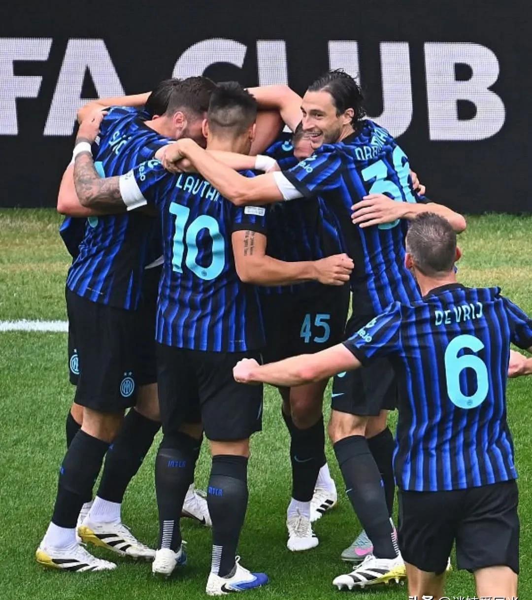 AC米兰训练开放日，关键时刻回应争议引欢呼，社区盾在即，阵容厚度经受考验 